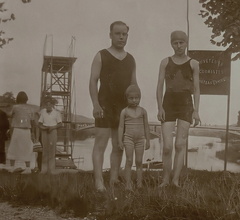 05 Grands-parents et maman Chateau Thierry 1936 A