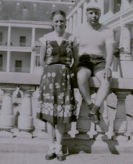 05 Grands-parents à BOURDON LARREY juillet 1952 A