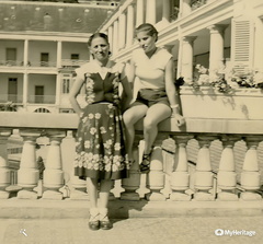 10 Maman et Mamy à BOURBON LARREY juillet 1952 A